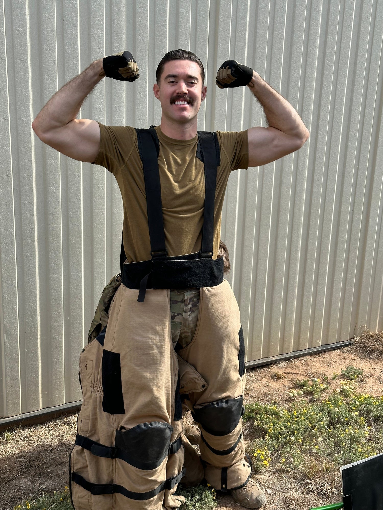 EOD_Technician_in_Bomb_suit_flexing